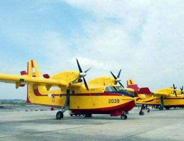 Ελληνικά πυροσβεστικά αεροπλάνα συμπλήρωσαν 40 ώρες πτήσεων στην Αλβανία (φωτό)